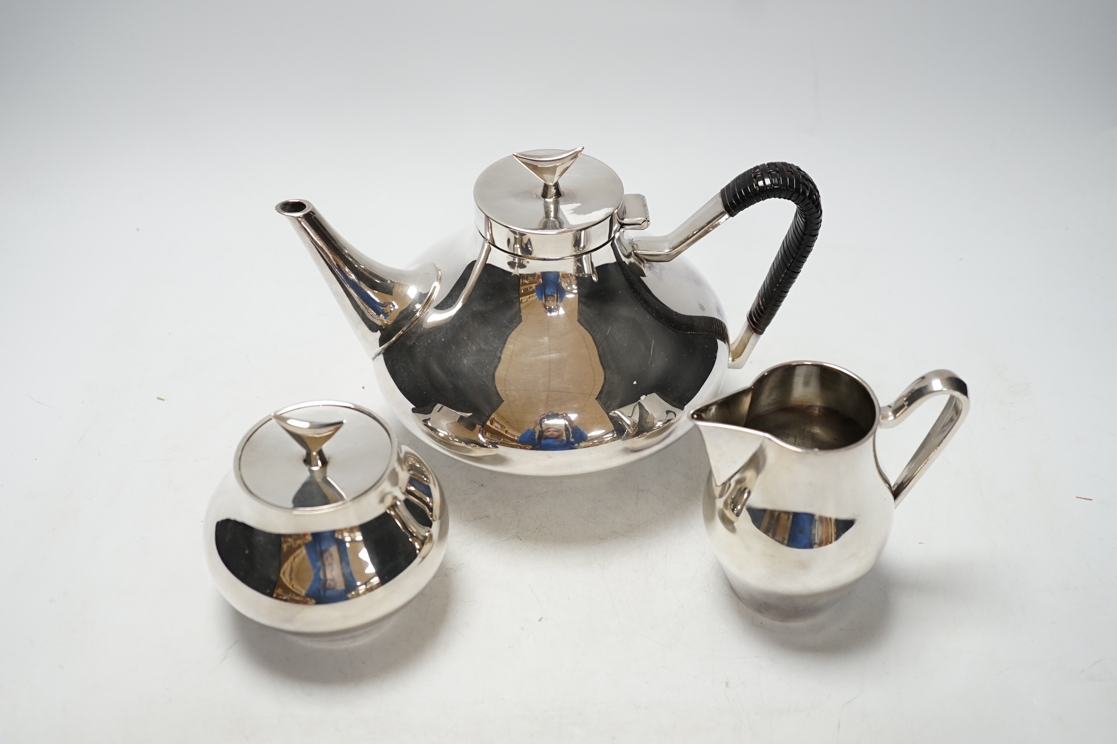 John Pritt for Reed & Barton, a plated three piece tea set, 15cm